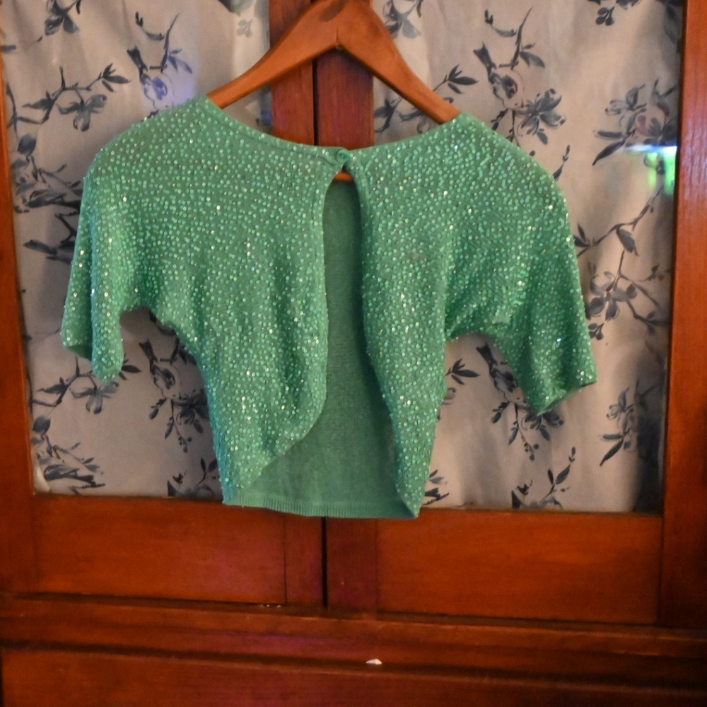 Light sequin crop short sleeve shall